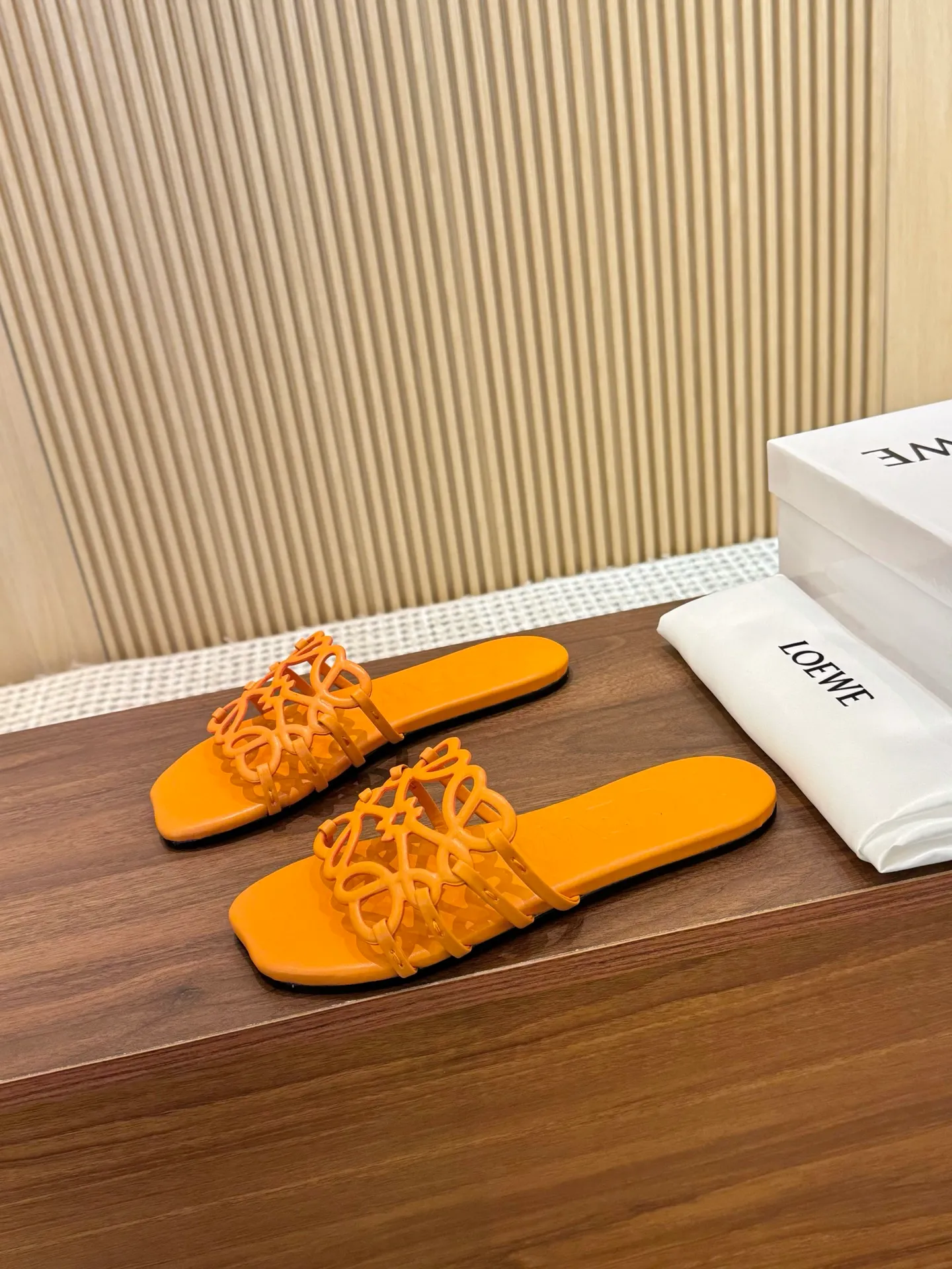 👟👟Ex-factory price 400👟👟 The latest 2025 LOEWE, summer limited edition hollow slippers, they are so beautiful on your feet! ! ! Highly recommended, a super lazy drag, the same style worn by celebrity bloggers! Fabric: Imported sheepskin (black, white, apricot, red, pink, five colors) Lining: Imported sheepskin Outsole: Genuine leather injection dyed bottom Number: 35-42